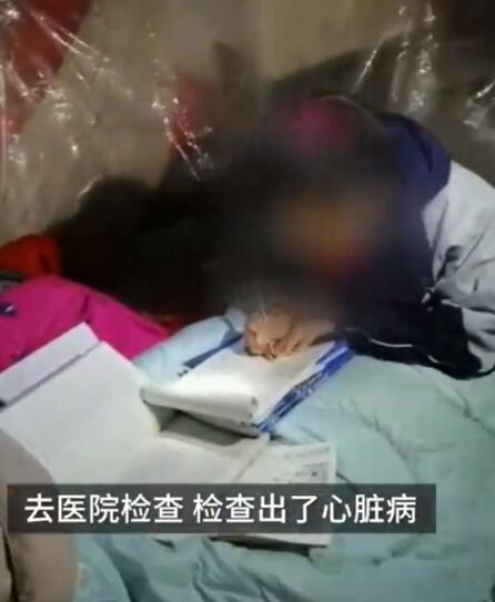 单亲母亲带女儿搭棚住桥下