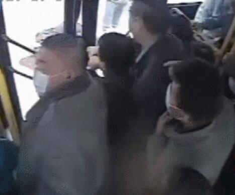 小偷行窃逃跑时头被公交车门卡住