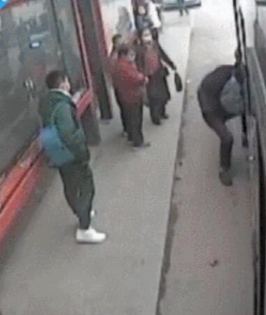 小偷行窃逃跑时头被公交车门卡住