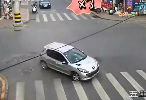 男子路口开车转圈圈下车打醉拳