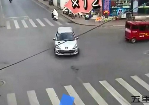 男子路口开车转圈圈下车打醉拳