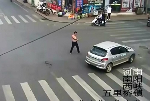 男子路口开车转圈圈下车打醉拳