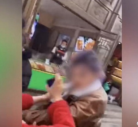 平遥古城一店员与游客起冲突