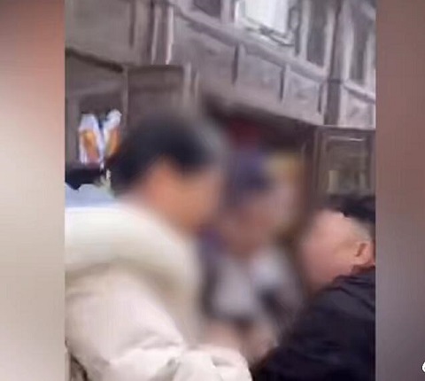 平遥古城一店员与游客起冲突