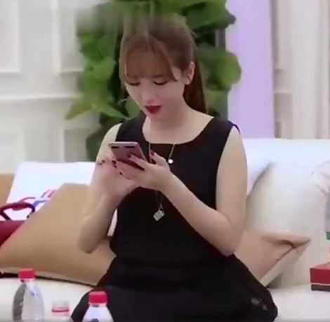 女儿们的恋爱金莎用的手机是什么牌子