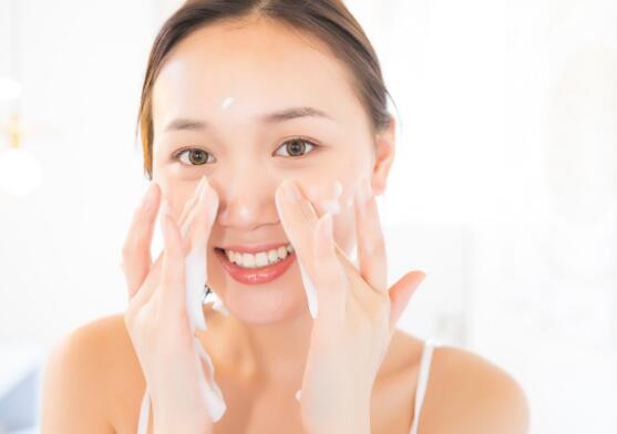 卸妆乳可以直接用水洗吗
