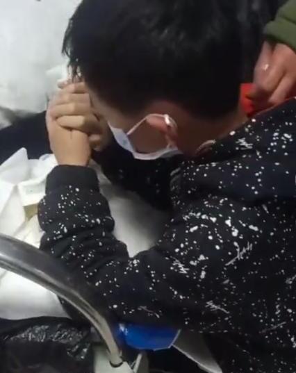 男孩跪守的母亲去世父亲挂断电话