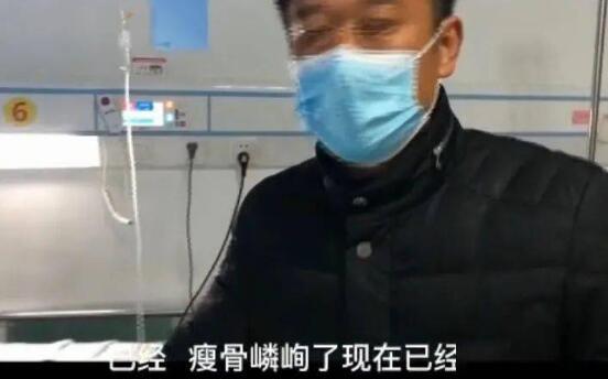 男孩跪守的母亲去世父亲挂断电话