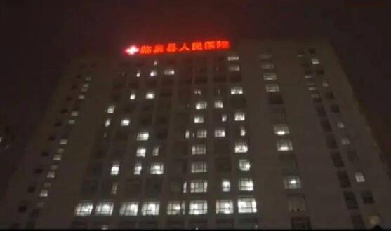 男孩跪守的母亲去世父亲挂断电话