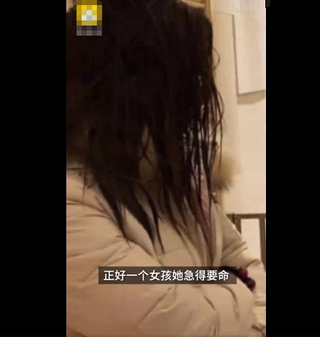 女子泡温泉拿手机偷拍被拘
