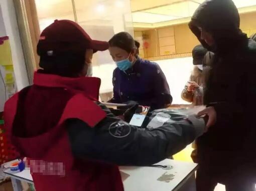 快递员以为丁真是图书馆管理员