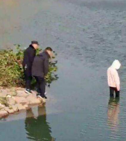 目视女孩溺亡涉事警察已停职