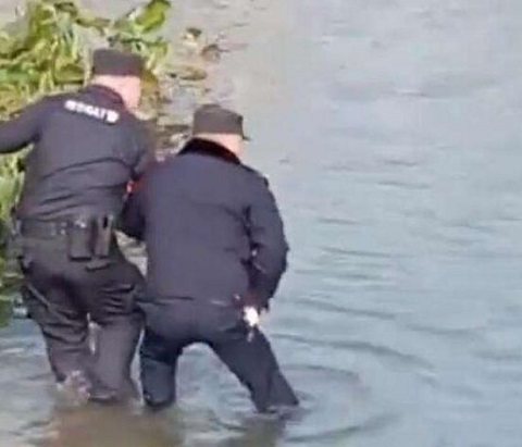 目视女孩溺亡涉事警察已停职
