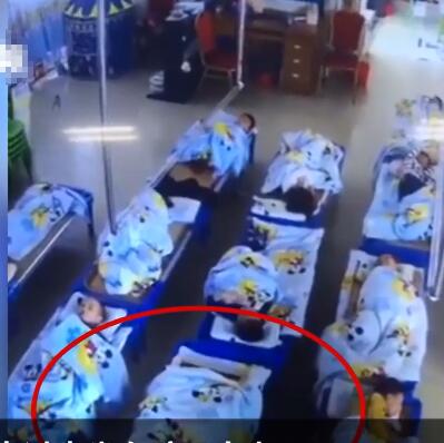 幼儿园老师坐孩子身上玩手机被拘