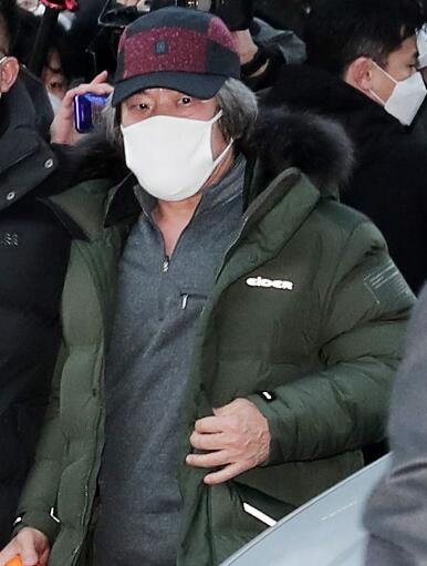 素媛案罪犯打手电筒观察抗议者