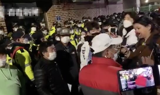 素媛案罪犯打手电筒观察抗议者
