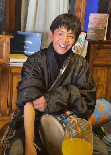 丁真称以前就放牛骑马现在要干活