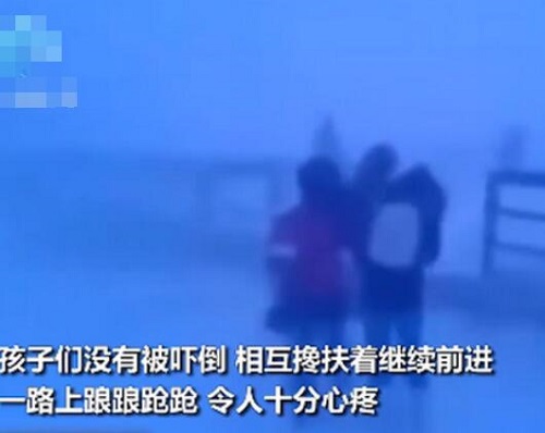 俄小学生零下50度顶暴风雪放学回家