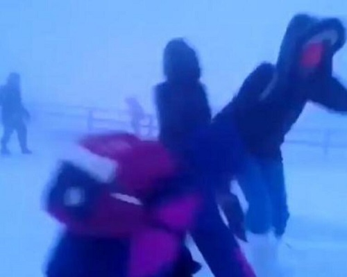 俄小学生零下50度顶暴风雪放学回家