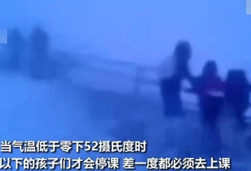 俄小学生零下50度顶暴风雪放学回家
