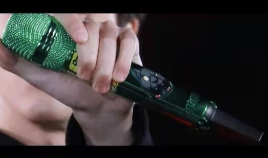 王一博话筒和耳返都是绿色