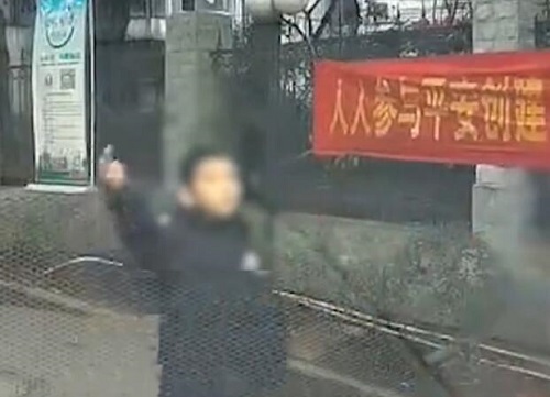 司机礼让小男孩反遭竖中指侮辱