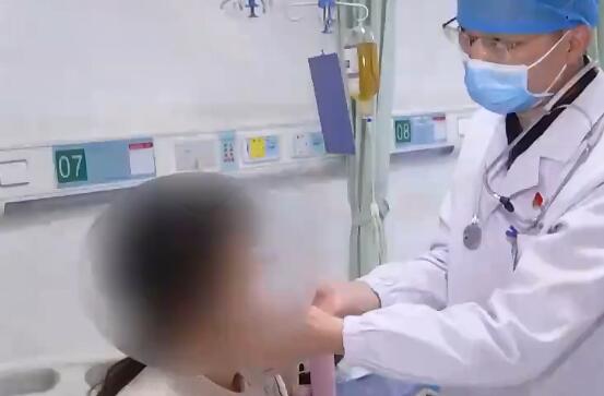 22岁女子长期过量喝奶茶被送进ICU
