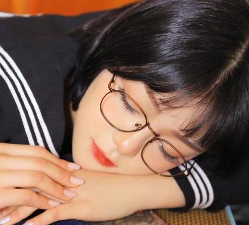 女友在酒吧跟别的男人暧昧