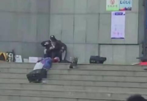 昆明劫持人质事件蓝衣女记者发声