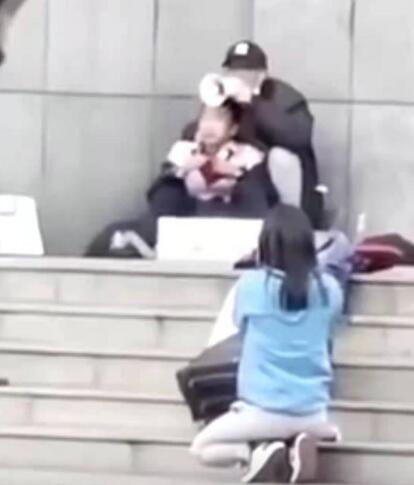 昆明劫持人质事件蓝衣女记者发声