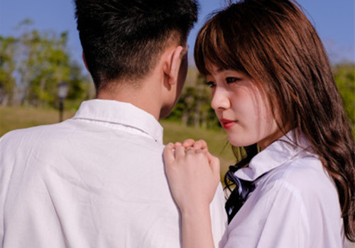 男人约会迟到该不该等他