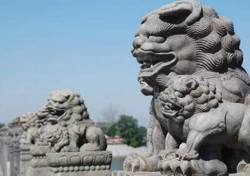 桥上为什么放狮子