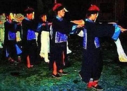僵尸为什么跳着走路