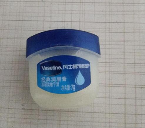 凡士林唇膜怎么打开