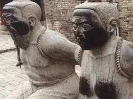 岳飞墓前跪五个人是谁