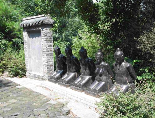 岳飞墓前跪五个人是谁