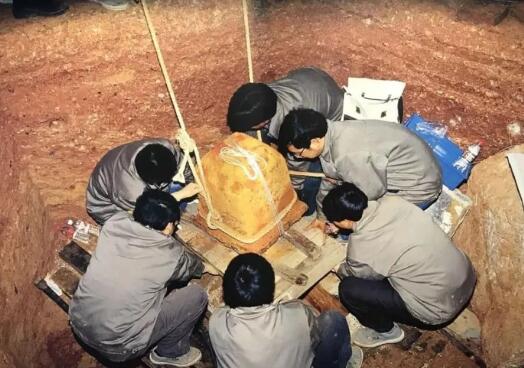2000年雷峰塔挖出白蛇