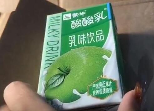 女子在官网买的手机到手变成饮料