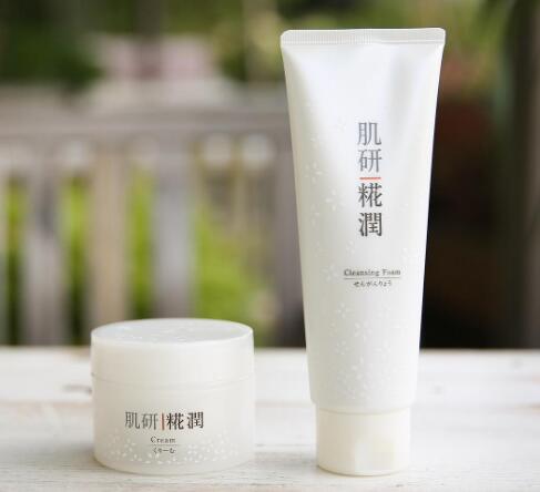 洁面蜜和洗面奶区别