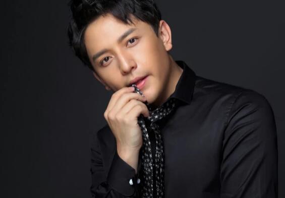 2020微博之夜红毯男主持人