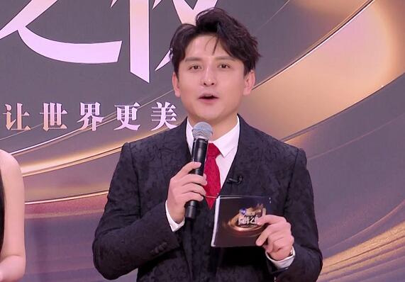 2020微博之夜红毯男主持人