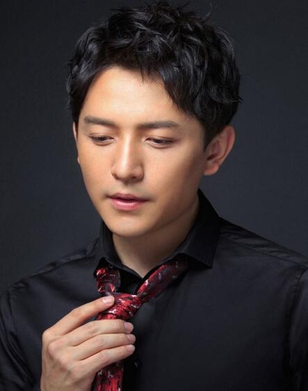 2020微博之夜红毯男主持人