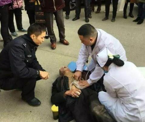 老人摔跤没人敢扶?真相曝光