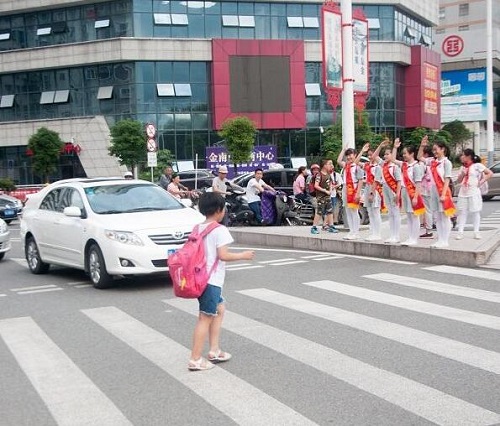 司机强穿学生队伍过斑马线被行拘